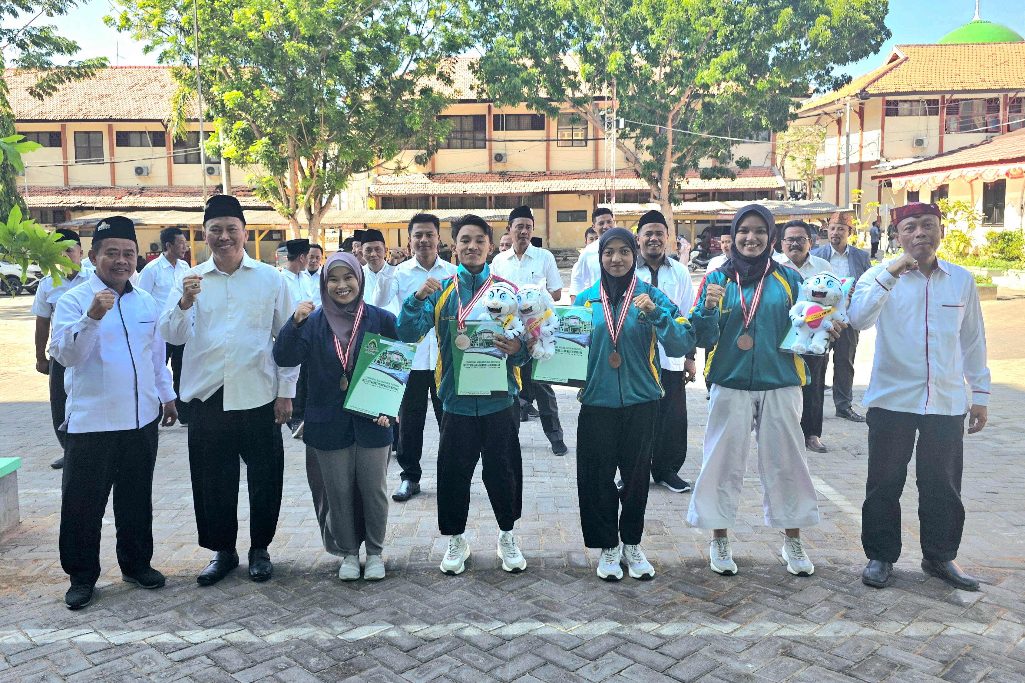 Mahasiswa IQT Peraih Emas Terima Penghargaan dari Rektor IAIN Madura